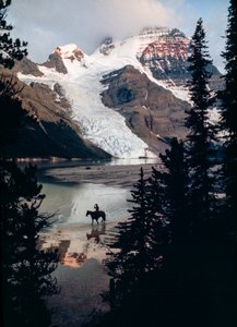 Einsames Pferd, Reiter reflektieren auf See am Fuße des höchsten Gipfels Kanadas. Mount Robson... von James L Stanfield
