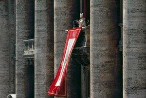 Papst Johannes Paul II. hält seine Osterbotschaft in 56 Sprachen von der zentralen Loggia