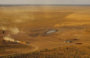 Straßenzug, der Vieh transportiert, überquert ein unwegsames Hochplateau. Westaustralien, Australien von James L Stanfield