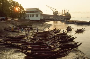 Sampans drängen sich am schlammigen Strand des Nantira-Piers. Nantira-Pier, Rangun, Burma. von James L Stanfield