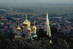Die Shipka-Gedächtniskirche erhebt vergoldete Kuppeln über das Tal. SHIPKA, TAL DER... von James L Stanfield