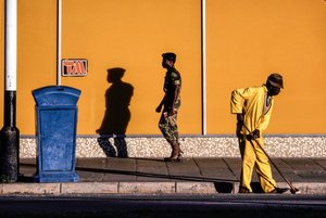 Südafrikanische Männer auf einer Straße und einem Gehweg in Pretoria, Südafrika von James L Stanfield