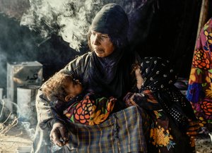 Syrische Beduinenfrau mit ihren kleinen Kindern in einem Zelt