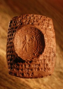 Bei der Ausgrabung wurde dieses Siegel aus Ugarit mit Keilschrift und Figur entdeckt