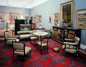 Suite bestehend aus einem Schrank, einem Mitteltisch, einem Sofa, einem Paar Seitenstühlen, einem Paar Armstühlen, einem Pflegestuhl, einem Armstuhl und einem Kartentisch, 1880er Jahre von James Lamb of Manchester