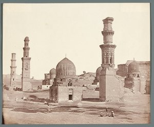 Ägypten. Kairo. Südliche Nekropole. Im Vordergrund das Minarett beim Mausoleum Ali Badra Al-Karafi (1300-1310), im Hintergrund das Minarett Kusum aus der Mamlukenzeit von James Robertson