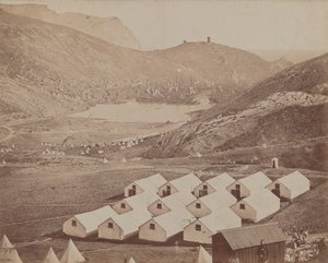 Lager mit Balaklawa-Hafen in der Ferne von James Robertson