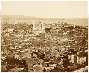 "Nouri Osmanié" [Istanbul. Stadtpanorama mit Blick auf Moscheen: Nuruosmaniye-Moschee (im Zentrum), Blaue Moschee (rechts im Hintergrund) und Ayasofya (Hagia Sophia) (links)] von James Robertson