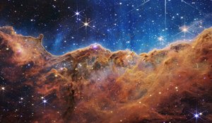 Kosmische Klippen im Carinanebel (NIRCam-Bild)