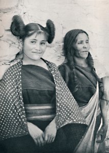 Ein Hopi-Mädchen aus Arizona und ihre Mutter