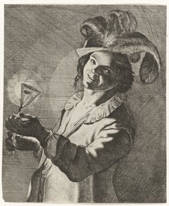 Lachender Junge mit einem Glas in der Hand