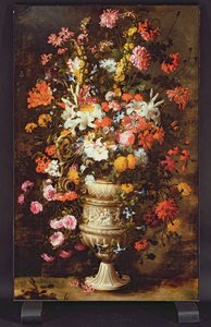 Blumen in einer verzierten Vase