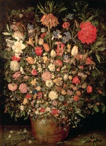 Großer Blumenstrauß in einem Holztrog