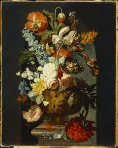 Tulpen, Rosen, Hyazinthe, Aurikel und andere Blumen in einer skulptierten Urne auf einem Steinsockel in einer Nische