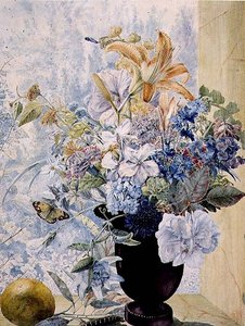Vase mit gemischten Blumen am Fenster