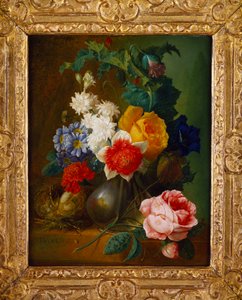 Rosen, Mohnblumen, Prunkwinden und andere Blumen in einer Vase mit einem Vogelnest auf einem Sims