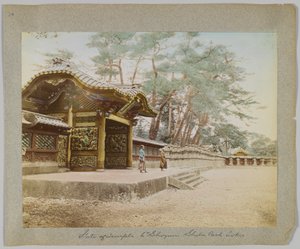 Tor des Tempels des 6. Shogun, Shiba Park, Tokio, Japan (handkoloriertes s/w-Foto) von Japanese Photographer