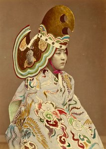 Japanisches Mädchen in traditioneller Kleidung, um 1880