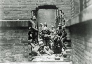 Japanische Soldaten sind in Straßenkämpfe in Shanghai, China, verwickelt, 1937 von Japanese Photographer