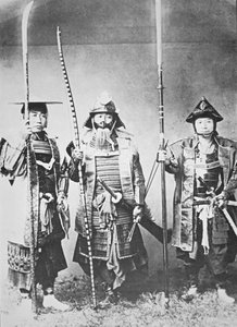 Samurai des alten Japan bewaffnet mit Langbogen, Stangenwaffen und Schwertern