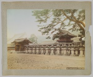 Steinlaternen vor einem Tempel, Shiba Park, Tokio, Japan von Japanese Photographer