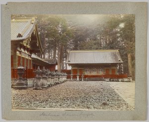Lagerhäuser in Tōshō-gū, Nikko, Japan (handkoloriertes s/w-Foto) von Japanese Photographer