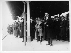 Der Rev. Richards hält einen Bogen, verlässt die Yamaguchi-Station im Jahr 1927 von Japanese Photographer