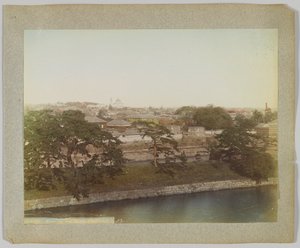 Stadt Tokio vom Kaiserpalast aus, Japan (handkoloriertes s/w-Foto) von Japanese Photographer