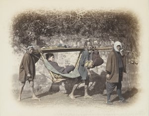 Frau in einem Kago getragen von Japanese Photographer
