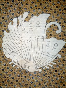 Bettüberwurf Futonji mit Blumenmuster, Familienwappen mit Schmetterling, rohe und gesponnene Seide, maskiert gefärbt in Reserve mit Reisstärke, direkter Holzschnitt, Tintenpigmente, japanische Zivilisation, Edo-Meiji-Periode von Japanese School