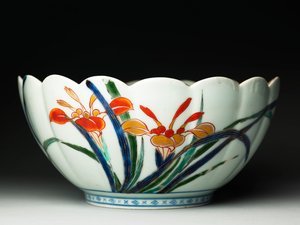 Schale mit geriffelten Seiten und gewelltem Rand, ko-Imari Ware, ca. 1770-20 (Irdenware mit blauem Unterglasur und Überglasur Emaille) von Japanese School