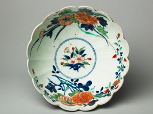Schale mit geriffelten Seiten und gewelltem Rand, ko-Imari Ware, ca. 1770-20 (Irdenware mit blauem Unterglasur und Überglasur Emaille)