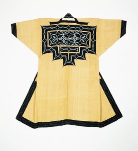 Zeremonialrobe (Attush) der Ainu-Bevölkerung mit traditionellen Ainu-Motiven, Kettenstichstickerei, Ulmenrinden, Wolle und Baumwolle