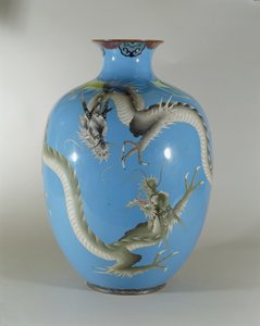 Emaillierte Vase, dekoriert mit einem Paar Drachen, Japanisch