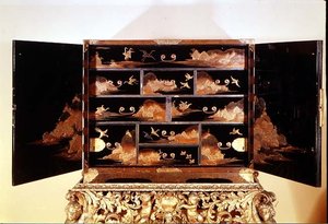 Japanischer Schrank auf Ständer, geöffnet