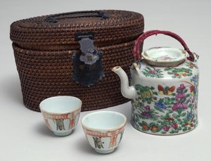 Japanisches Teeset mit Weidenkorb, ca. 1850