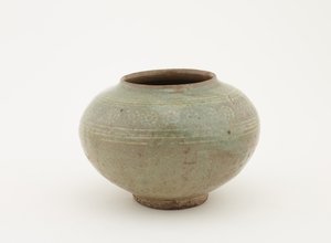 Krug mit gestempelter und Schlicker-Einlage Dekoration, 1610-1630 von Japanese School