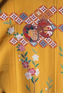 Kimono-Mädchen (7 Jahre) ähnlich dem von erwachsenen Frauen für das Fest Shichi-Go-San beim Besuch des Shinto-Schreins mit ihrer Familie, Seide, Blumenmotive, Kirschblüten, Taiko-Trommel, Detail, Tokamachi-Textilien, japanische Zivilisation, 20. Jahrhunder von Japanese School