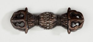 Menuki, oder Griffverzierung, in Form eines Vajra, eines buddhistischen Donnerkeilsymbols