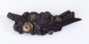 Menuki, oder Griffverzierung, in Form eines Blumenarrangements (Kupfer-Gold-Legierung mit Vergoldung)