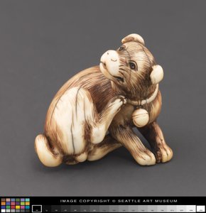Netsuke modelliert als Hund, der sich am Hals kratzt