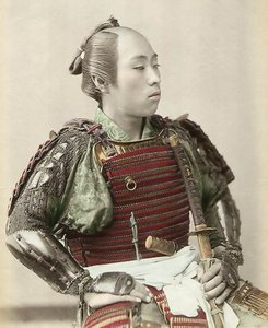 Porträt eines Samurai des alten Japan mit vollständiger Rüstung, 1890