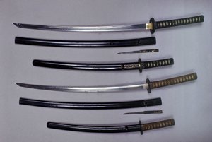 Oben: ein Katana, japanisches Schwert und seine Scheide, Wakizashi, japanisches Kurzschwert in seiner Scheide, kleiner Kokatawa-Dolch in derselben Scheide. Alle drei aus dem 18. Jahrhundert. Die unteren aus dem 17. Jahrhundert von Japanese School