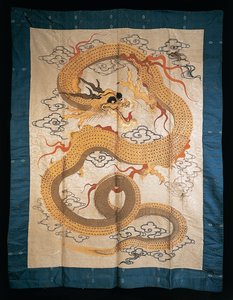 Wandbehang mit einem sich windenden goldenen Drachen unter Wolken, spätes 19. Jahrhundert