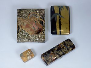 Schreibset mit einem Hahn dekoriert, Schreibset mit Bambusdesign und ein Kobako, zugeschrieben Ogata Korin (1658-1716) und eine Nachrichtenbox der Familie Kajikawa, 16.-18. Jahrhundert
