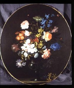 Stillleben mit Blumen, darunter Rosen, Nelken und Hyazinthen in einer Glasvase von Jean Baptiste Monnoyer