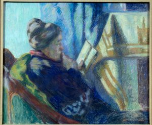 Lesen. Alte Frau liest ein Buch in ihrem Stuhl