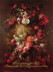 Blumen um eine riesige Urne