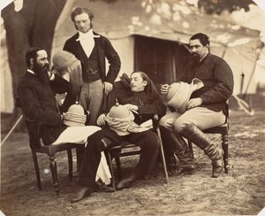 Gruppenporträt im Lager des Generalgouverneurs, L-R: Maj Jones, Mr. Walters, Der Gouverneur
