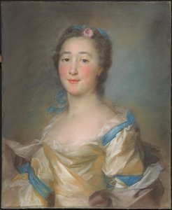 Eine junge Dame in einem gelben Kleid mit blauen Bändern
